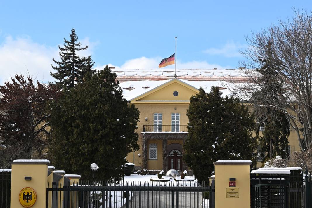 TBMM'deki bütün bayraklar yarıya indirilirken o bayrağa dokunulmadı! Bakın neden... 23